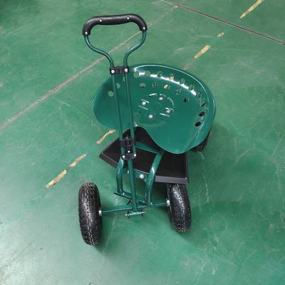 A mão puxa o trole de Seat para as crianças envelhecidas 5 a 14 anos de rodas de borracha velhas assenta o carro